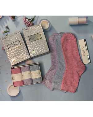 В подарочной упаковке Женские носки+ручка Состав: Хлопок 85% Эластан 10% Полиамид 5% Цена за упаковку: 3 пары Размер:36-41