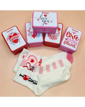 В подарочной упаковке Женские носки Состав: Хлопок 90% Полиамид 8% Лайкра 2% Цена за упаковку: 3 пары Размер:36-41