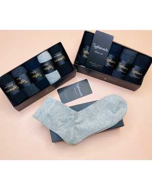 Мужские носки в подарочной упаковке Состав:Хлопок 90% Полиамид 8% Лайкра 2% Размер:41-46 Цена за упаковку: 5пар