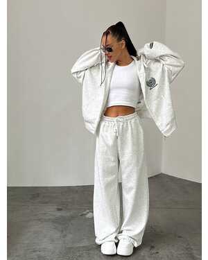 Женский й костюм Трендовый оверсайз-крой. • Элегантная вышивка логотипа Размера единый 42-48