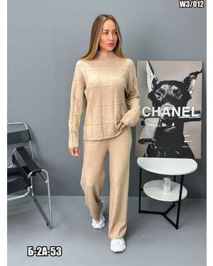 Женский костюм Состав: 70% wool ; 30% polyester Размер единый 42-48