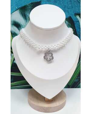 Колье-чокер из мелкого белого жемчуга с подвеской.