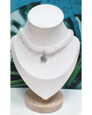 Колье-чокер из мелкого белого жемчуга с подвеской.