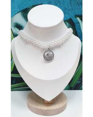 Колье-чокер из мелкого белого жемчуга с подвеской.