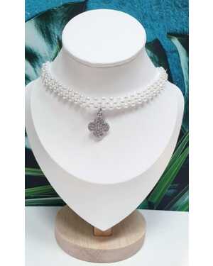 Колье-чокер из мелкого белого жемчуга с подвеской.