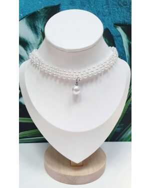 Колье-чокер из мелкого белого жемчуга с подвеской.