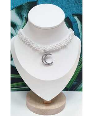 Колье-чокер из мелкого белого жемчуга с подвеской.