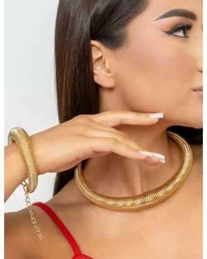 Это комплект из колье-чокера и браслета в стиле омега.